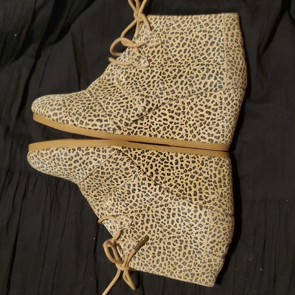 Tom's Leopard Print Wedge Boot - Picture 3 of 8